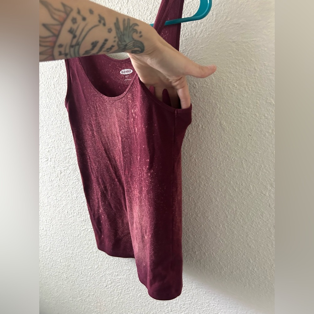 Old Navy Ribbed Tank Top Bleach Dyed Burgundy Slim Fit Tank Large - Picture 3 of 8